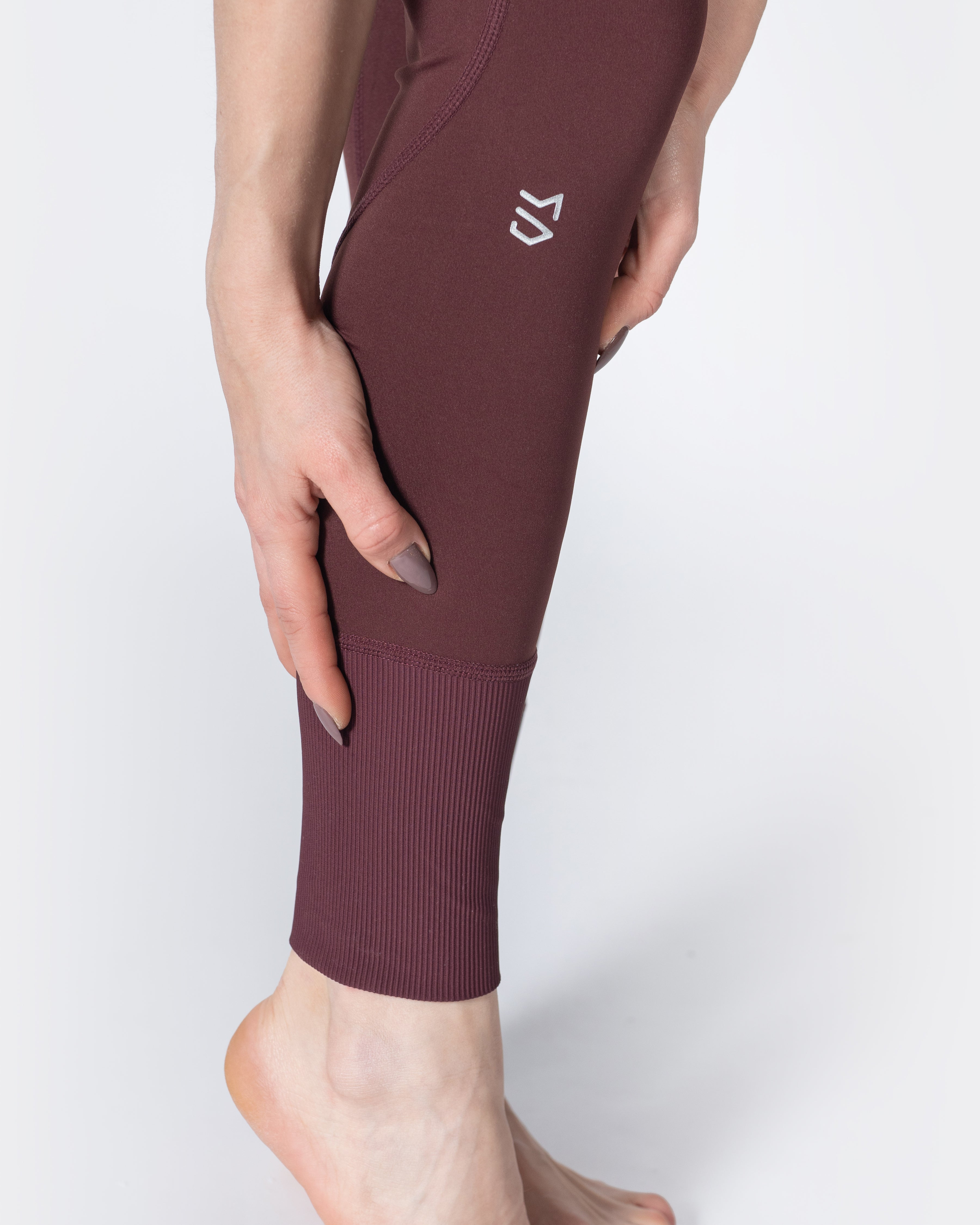 Sleek Ribbed Ankle Leggings