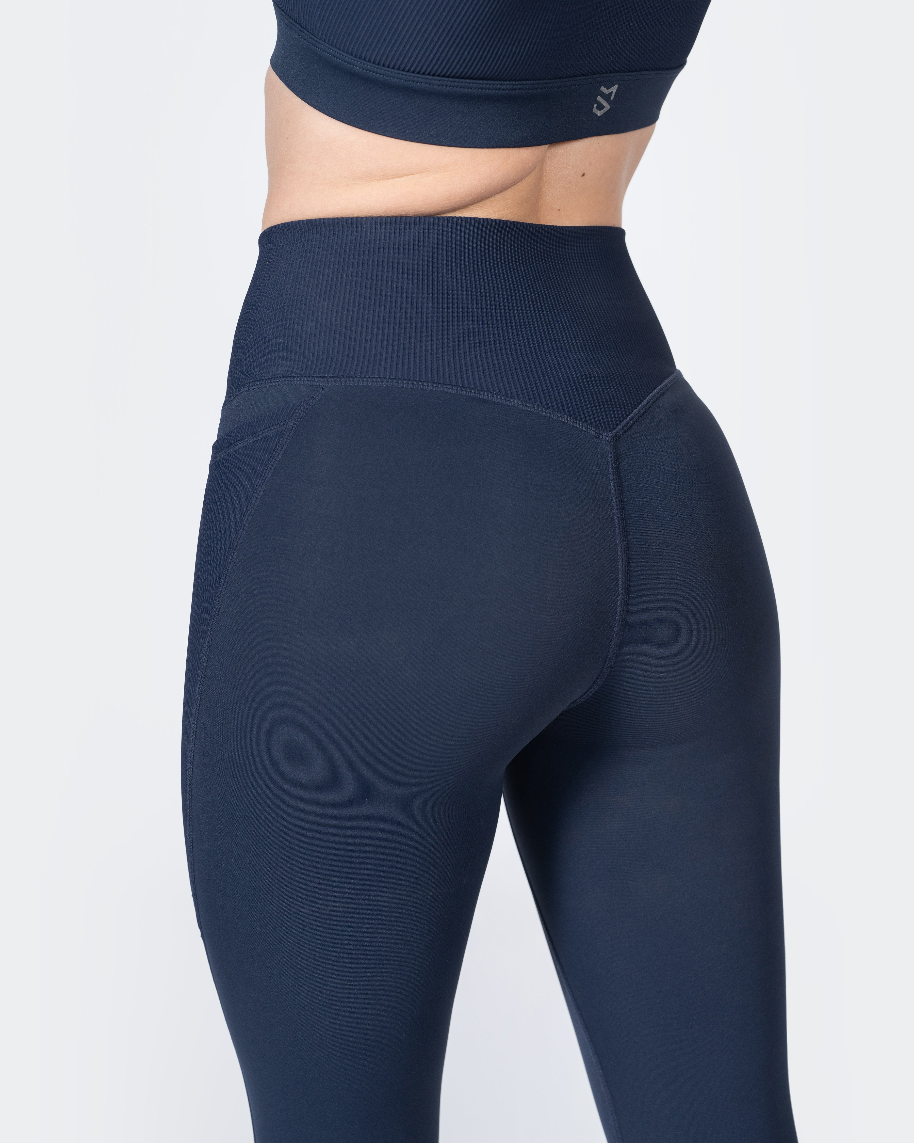 Sleek Ribbed Ankle Leggings